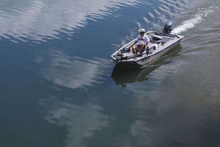 Inboard and Outboard Motors: Which One Is Right for Your Boat?