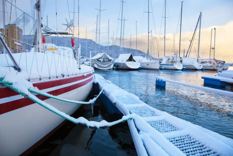 Stay Toasty Warm! The Beginner’s Guide to Living on a Boat in Winter