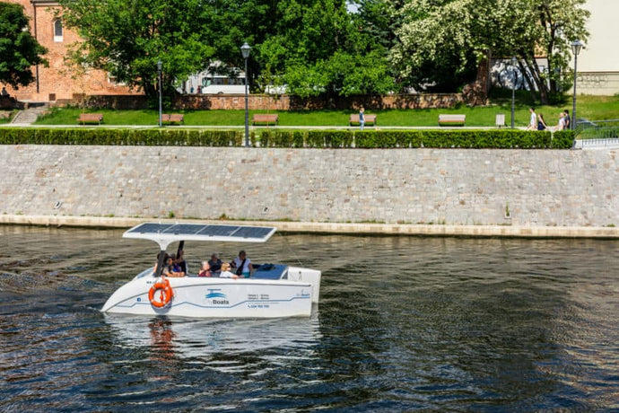 Considering a Solar Powered Pontoon Boat? Here’s Your Helpful Guide